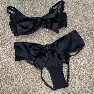 Victoria secret bow bra and panties size 34DD and Medium